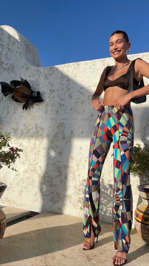 🩳 Farebné geometrické nohavice - foto 1